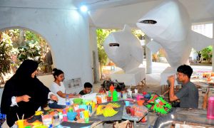 ইনস্টিটিউটের আঙিনাজুড়ে কাঠের ফ্রেম, প্রতিকৃতি, মুখোশ আর রঙ-তুলির ছড়াছড়ি। ছবি: সারাবাংলা