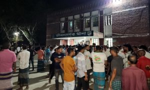 আসামি ছাড়াতে জীবননগর থানা ঘেরাও করে স্থানীয়রা। ছবি: সংগৃহীত